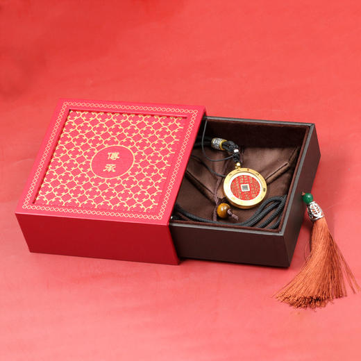 【钱博会出品】山鬼花钱平安扣纪念章·黄铜朱砂·寓意吉祥（赠3枚古币） 商品图5