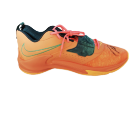 字母哥签名训练赛球鞋