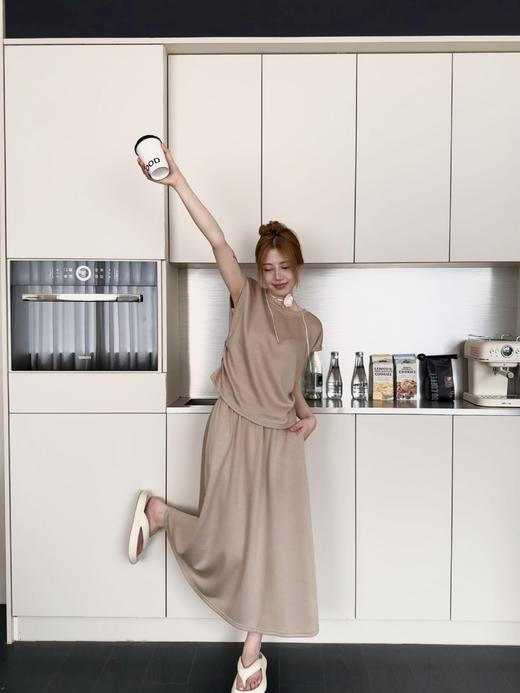 ✨ 法式优雅，轻盈一夏！【定制小飞袖长裙套装来啦】 ✨小飞袖： 遮手臂拜拜肉，显瘦小心机！ 长裙： 优雅飘逸，行走间自带仙气！ 商品图5