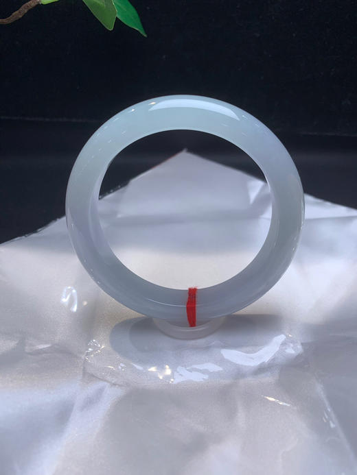 620387，60.5晴底糯化手镯。底妆非常细  带晴水底的，胶胶润润的 商品图3