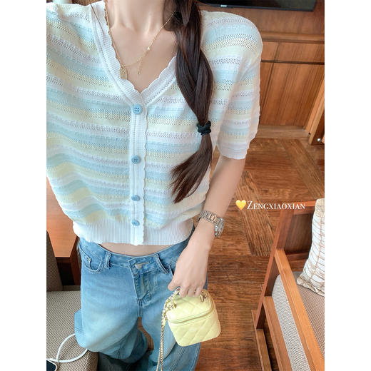 <曾小咸推荐>夏季透气短袖T恤V领条纹宽松上衣 商品图0