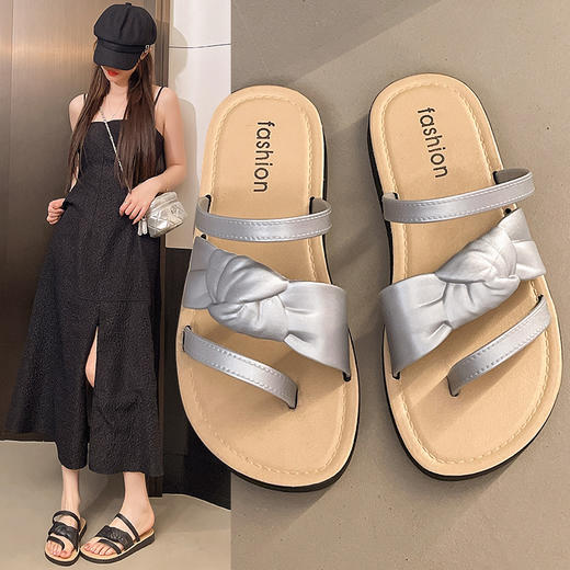 【可甜可酷！日常通勤】法式小众高级感平底拖鞋女外穿夏季新款时尚休闲套趾沙滩凉拖。ry 商品图2