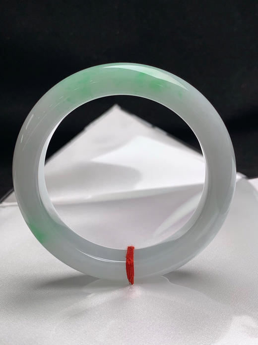 620392，57.8圈口，细糯化飘绿正圈平安镯，白底飘阳绿，底子细润有水，飘甜绿色，干净清爽 商品图0