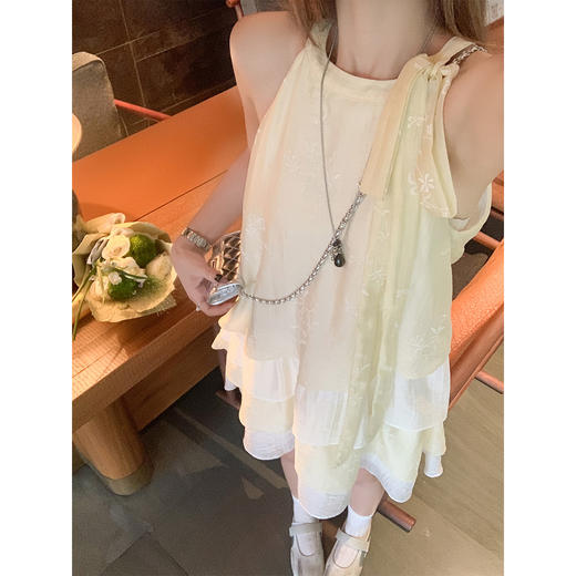 <曾小咸推荐>法式高级感气质挂脖荷叶边连衣裙 商品图4