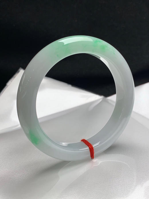 620392，57.8圈口，细糯化飘绿正圈平安镯，白底飘阳绿，底子细润有水，飘甜绿色，干净清爽 商品图1