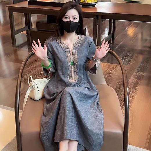 雀说新中式国风刺绣V领连衣裙新款宽松显瘦休闲气质长裙AL8066 商品图1