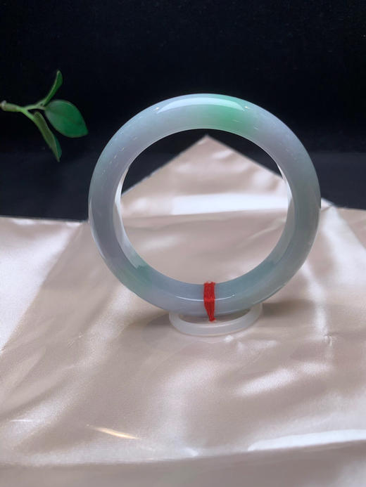 620388，57飘绿手镯，版型好，底妆干净细腻 飘清新绿色 商品图0