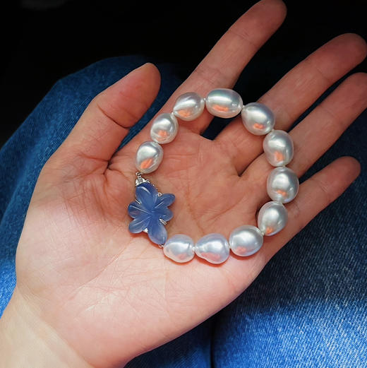 BY EVITA系列 18K镶钻石、玉髓和巴洛克南洋珍珠 手链 𝘔𝘺𝘴𝘵𝘦𝘳𝘪𝘦𝘴 𝘰𝘧 𝘵𝘩𝘦 𝘉𝘢𝘳𝘰𝘲𝘶𝘦𝘴 …
ᶜᵒˡˡᵉᶜᵗⁱᵒⁿ 商品图2