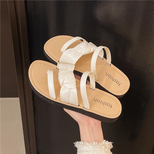 【可甜可酷！日常通勤】法式小众高级感平底拖鞋女外穿夏季新款时尚休闲套趾沙滩凉拖。ry 商品图5