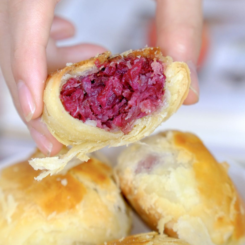 云南手工【现烤鲜花饼】两分酥皮八分玫瑰馅，层层酥香松软，花味自然
