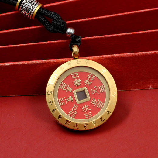 【钱博会出品】山鬼花钱平安扣纪念章·黄铜朱砂·寓意吉祥（赠3枚古币） 商品图1