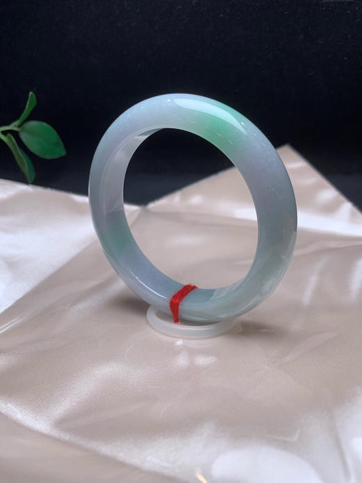 620388，57飘绿手镯，版型好，底妆干净细腻 飘清新绿色 商品图3