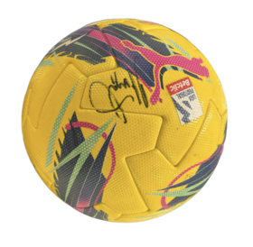 迪玛利亚落场亲签足球