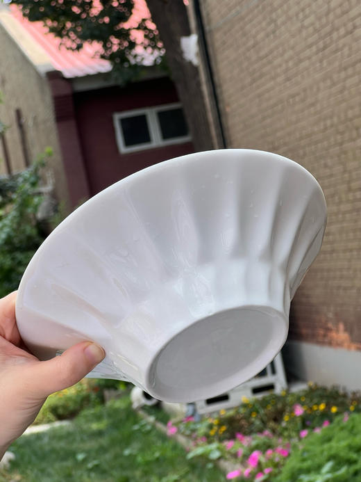 捡漏29.9💰️5个❗️只有1000组❗️英国百货订单出口→内销❗️白色餐具永远的神❗️ 🔴装什么都显贵❗️釉面温润，灼瓷【8英寸浮雕高脚水晶白瓷碗】 🔴沙拉、嗦粉、面条、小炒，家里使用率第一 商品图3
