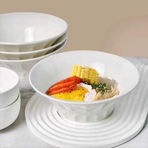 捡漏29.9💰️5个❗️只有1000组❗️英国百货订单出口→内销❗️白色餐具永远的神❗️ 🔴装什么都显贵❗️釉面温润，灼瓷【8英寸浮雕高脚水晶白瓷碗】 🔴沙拉、嗦粉、面条、小炒，家里使用率第一 商品图1