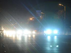 面对乱开远光灯的人，别慌！这样做最安全！