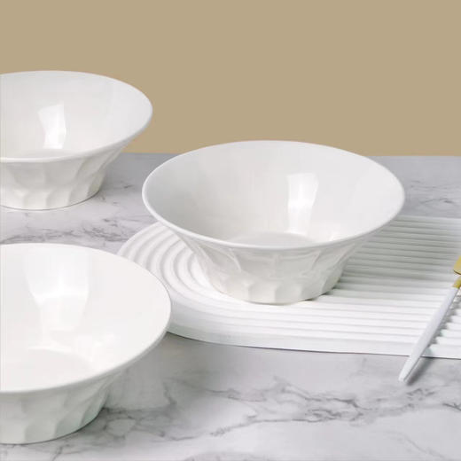 捡漏29.9💰️5个❗️只有1000组❗️英国百货订单出口→内销❗️白色餐具永远的神❗️ 🔴装什么都显贵❗️釉面温润，灼瓷【8英寸浮雕高脚水晶白瓷碗】 🔴沙拉、嗦粉、面条、小炒，家里使用率第一 商品图7