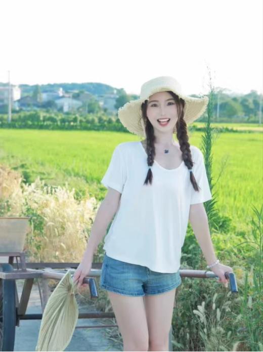 【MOMOTIABIN莱赛尔V领纯色平面T恤YYTMA83】🌟这款莱赛尔 V 领纯色平面 T 恤🌟摸起来柔滑又透气，穿上就像被云朵包裹～ 商品图3