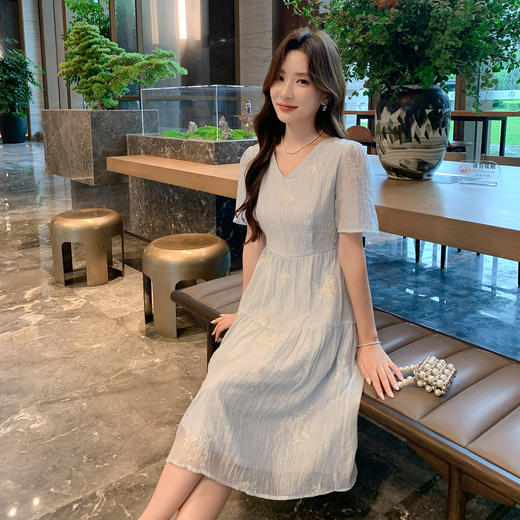 奢姿大码女装2025夏季V领刺绣简约气质连衣裙胖妹妹时尚轻奢裙子9952822258 商品图0