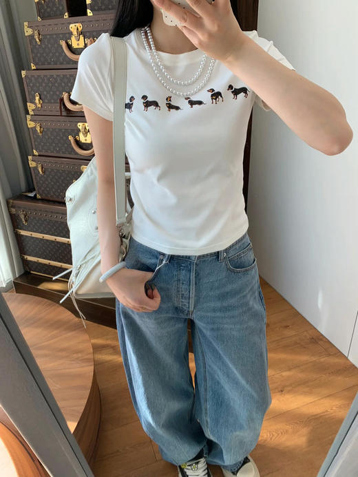 【Jennie同款】狗狗印花弹力短袖T恤 搭配可拆卸珍珠项链 设计简约大方 棉质略带弹力材质面料 自带 “呼吸感 + 弹力感” 正肩修身版型 商品图6