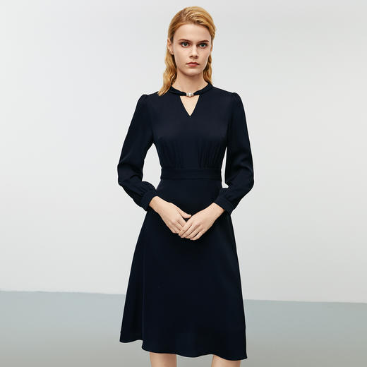EITIE爱特爱秋季新款时尚挂脖V领收腰显瘦通勤连衣裙7907627 商品图5