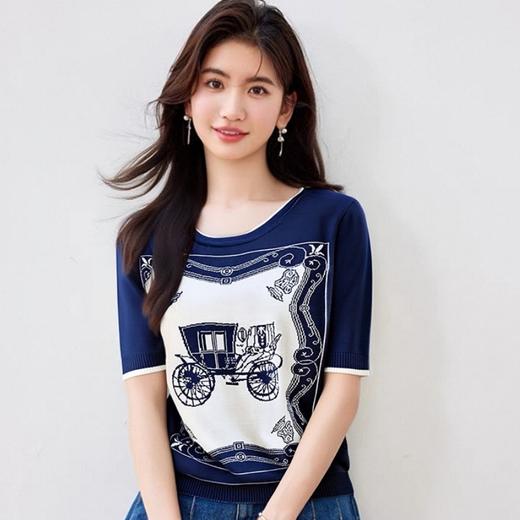 佐姿莎 复古提花优雅针织短袖 马车/蝴蝶两种图案，圆领款/假开衫款两种版型；莱赛尔面料垂顺柔软，清爽舒适，复古提花设计，微松H型廓形，穿着舒适 商品图3