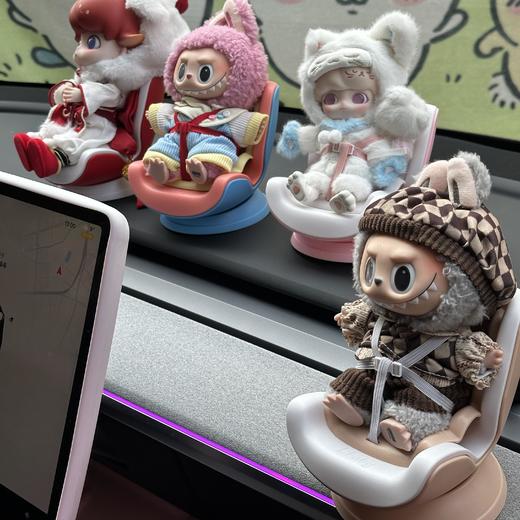 【呆萌可爱，乐趣驾驶~】labubu拉布布宝宝椅 安全座椅 车载出风口装饰件 棉花labubu娃娃车内座椅-QQ 商品图1