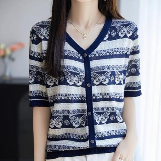 佐姿莎 复古提花优雅针织短袖 马车/蝴蝶两种图案，圆领款/假开衫款两种版型；莱赛尔面料垂顺柔软，清爽舒适，复古提花设计，微松H型廓形，穿着舒适 商品图9