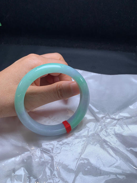 620395，59.8春彩手镯。整圈绿底色很多。局部带紫，清新均匀 商品图5