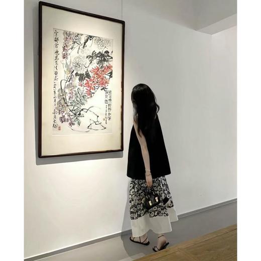 3-5天发【法式印花套装裙】 360度伞状印花半身裙➕黑色大u领背心上衣 面料爽滑有垂感，穿着舒适清凉！ 商品图1