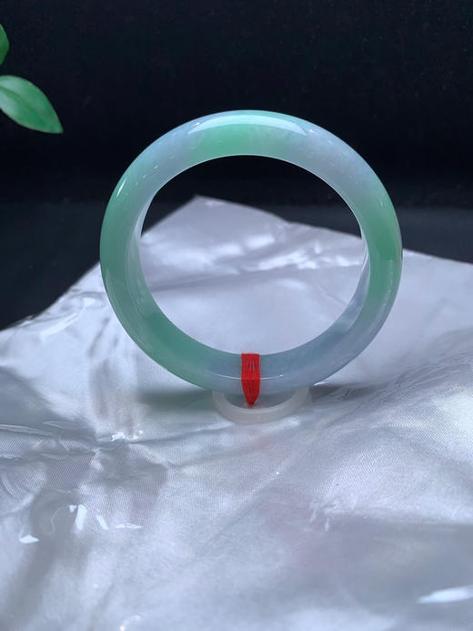 620395，59.8春彩手镯。整圈绿底色很多。局部带紫，清新均匀 商品图2