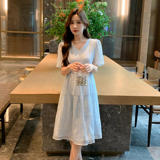 奢姿大码女装2025夏季V领刺绣简约气质连衣裙胖妹妹时尚轻奢裙子9952822258 商品图2