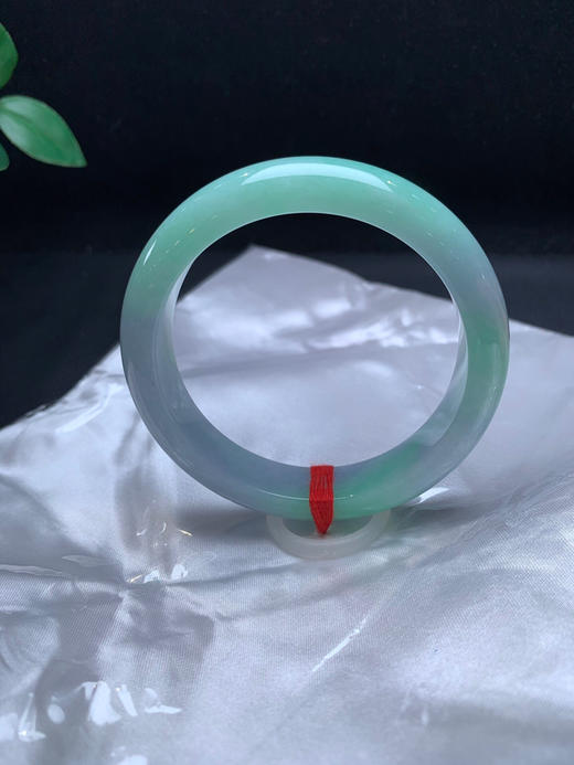 620395，59.8春彩手镯。整圈绿底色很多。局部带紫，清新均匀 商品图1