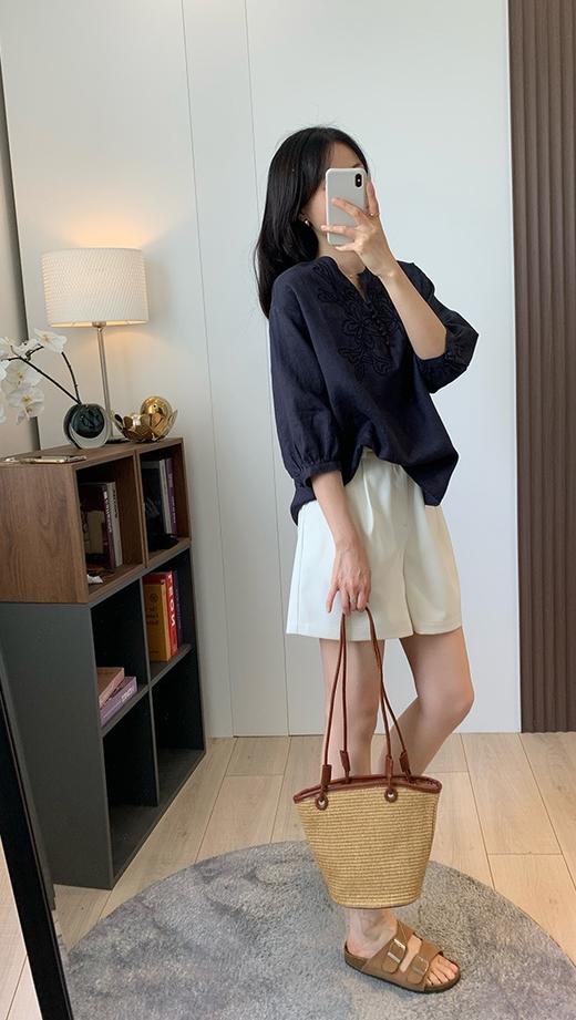 简约亚麻V领宽松精致刺绣花朵透气清爽苎麻衫 商品图14