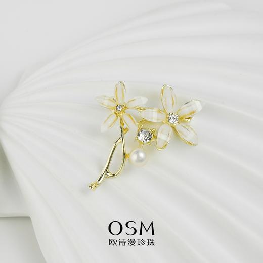 【三枪推荐】欧诗漫珍珠 气质款珍珠胸针淡水珍珠6-7mm 扁圆形 火树银花038661 商品图1