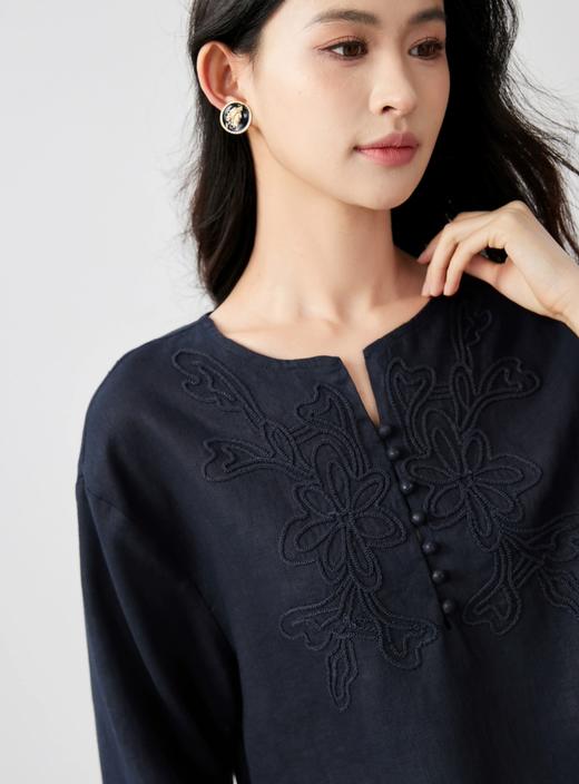 简约亚麻V领宽松精致刺绣花朵透气清爽苎麻衫 商品图6