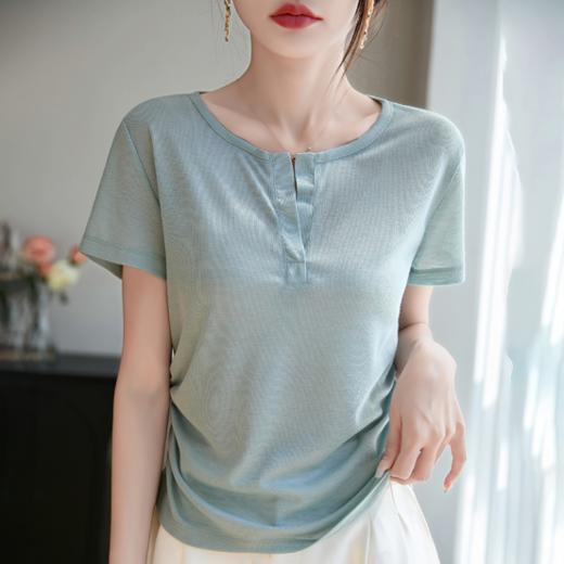 【MOMOTIABIN圆领纯色开口领T恤YYTMA86】🌟 T 恤采用莱赛尔面料，就像随身带着小空调，清凉感满满🍃🌟🌟 有超多基础纯色可以选择，打造出不同风格。 商品图5