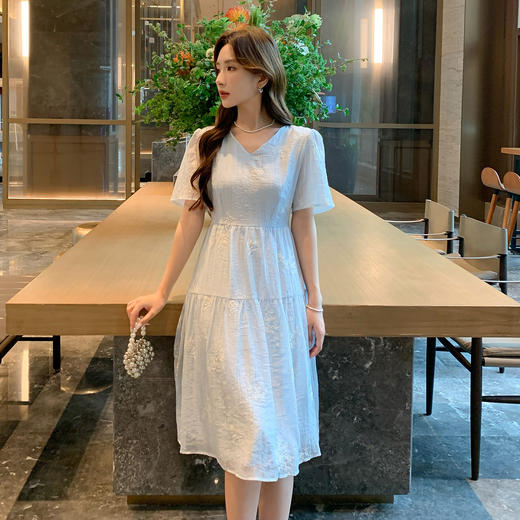奢姿大码女装2025夏季V领刺绣简约气质连衣裙胖妹妹时尚轻奢裙子9952822258 商品图1