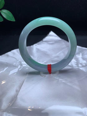 620395，59.8春彩手镯。整圈绿底色很多。局部带紫，清新均匀