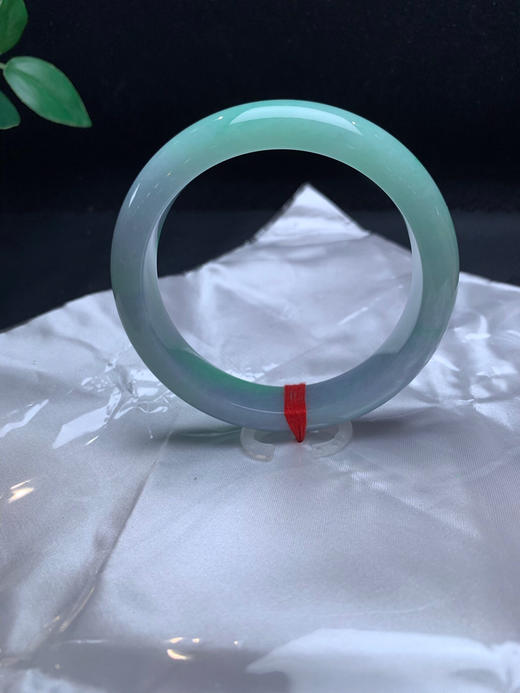 620395，59.8春彩手镯。整圈绿底色很多。局部带紫，清新均匀 商品图0