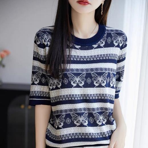 佐姿莎 复古提花优雅针织短袖 马车/蝴蝶两种图案，圆领款/假开衫款两种版型；莱赛尔面料垂顺柔软，清爽舒适，复古提花设计，微松H型廓形，穿着舒适 商品图8