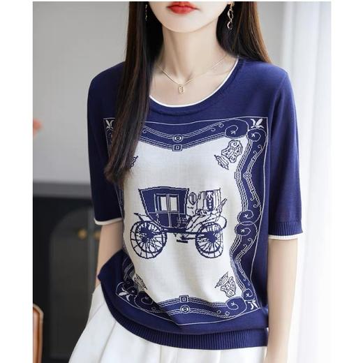 佐姿莎 复古提花优雅针织短袖 马车/蝴蝶两种图案，圆领款/假开衫款两种版型；莱赛尔面料垂顺柔软，清爽舒适，复古提花设计，微松H型廓形，穿着舒适 商品图5