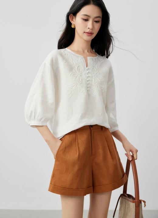 简约亚麻V领宽松精致刺绣花朵透气清爽苎麻衫 商品图0