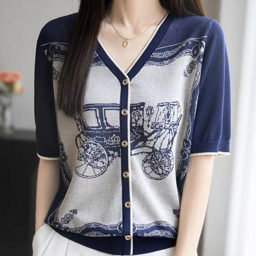 佐姿莎 复古提花优雅针织短袖 马车/蝴蝶两种图案，圆领款/假开衫款两种版型；莱赛尔面料垂顺柔软，清爽舒适，复古提花设计，微松H型廓形，穿着舒适 商品图6