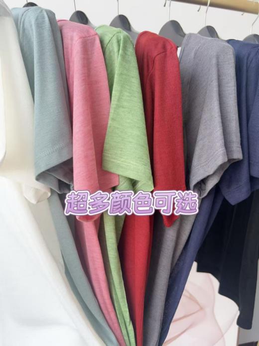 【MOMOTIABIN莱赛尔V领纯色平面T恤YYTMA83】🌟这款莱赛尔 V 领纯色平面 T 恤🌟摸起来柔滑又透气，穿上就像被云朵包裹～ 商品图4