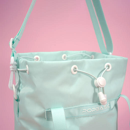 POPBASIC男女皆可水桶包通勤百搭抽绳手铃大容量斜挎单肩包 商品图4