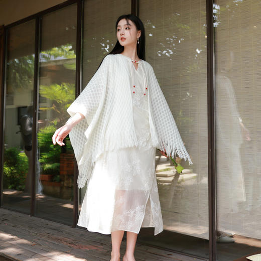 三彩2025新款【国风系列】外搭镂空针织披肩流苏复古优雅约会出游 商品图4