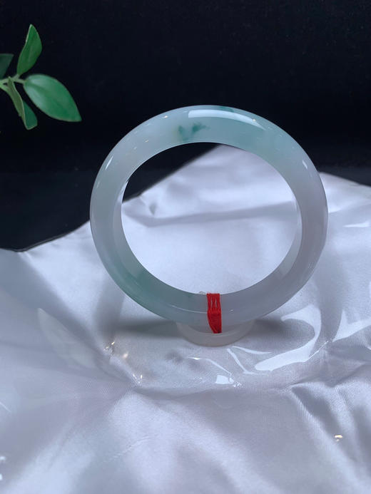 620394，57.3飘花手镯，糯冰底，整体干净清新，润润的 商品图0