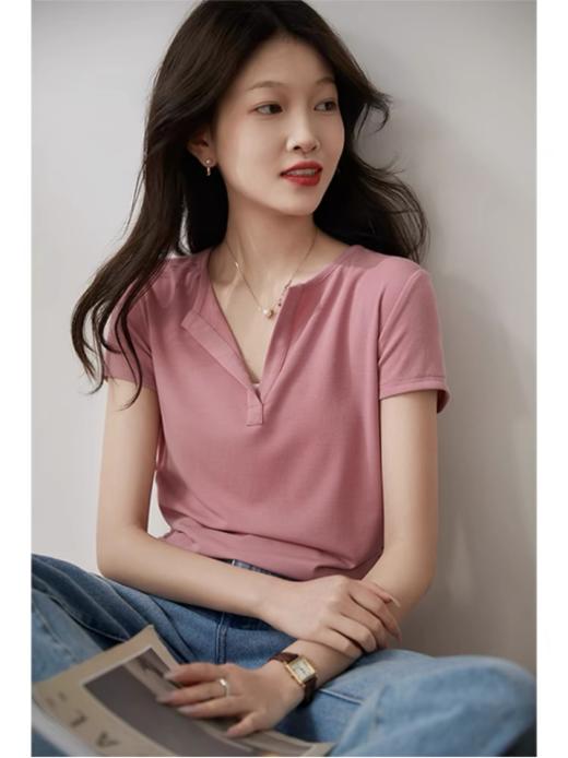 【MOMOTIABIN圆领纯色开口领T恤YYTMA86】🌟 T 恤采用莱赛尔面料，就像随身带着小空调，清凉感满满🍃🌟🌟 有超多基础纯色可以选择，打造出不同风格。 商品图1