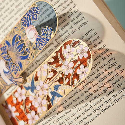 V&A博物馆 物兮物工艺美术系列 杏林春燕 草莓小偷 透光书签 商品图3